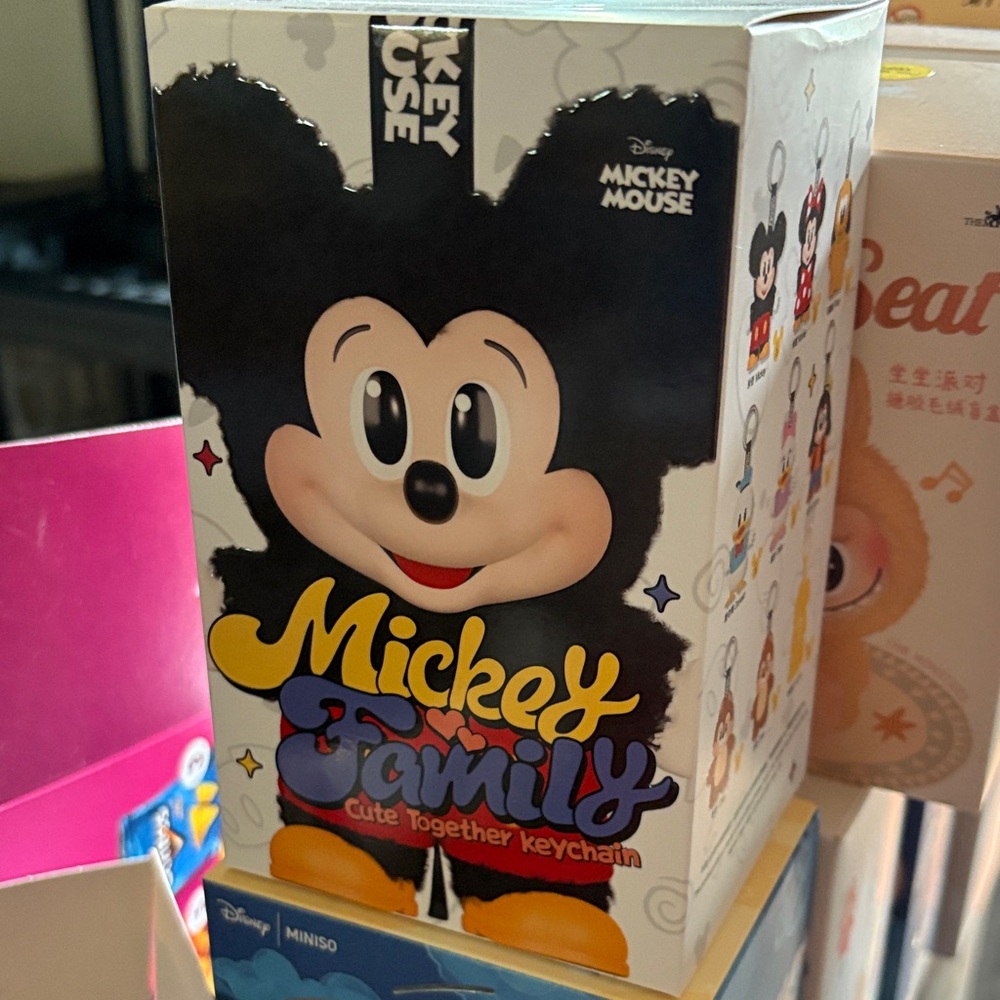 Disney Mickey Family Keychain - Black and Yellow